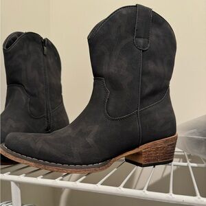 Boots brand new size 6-7